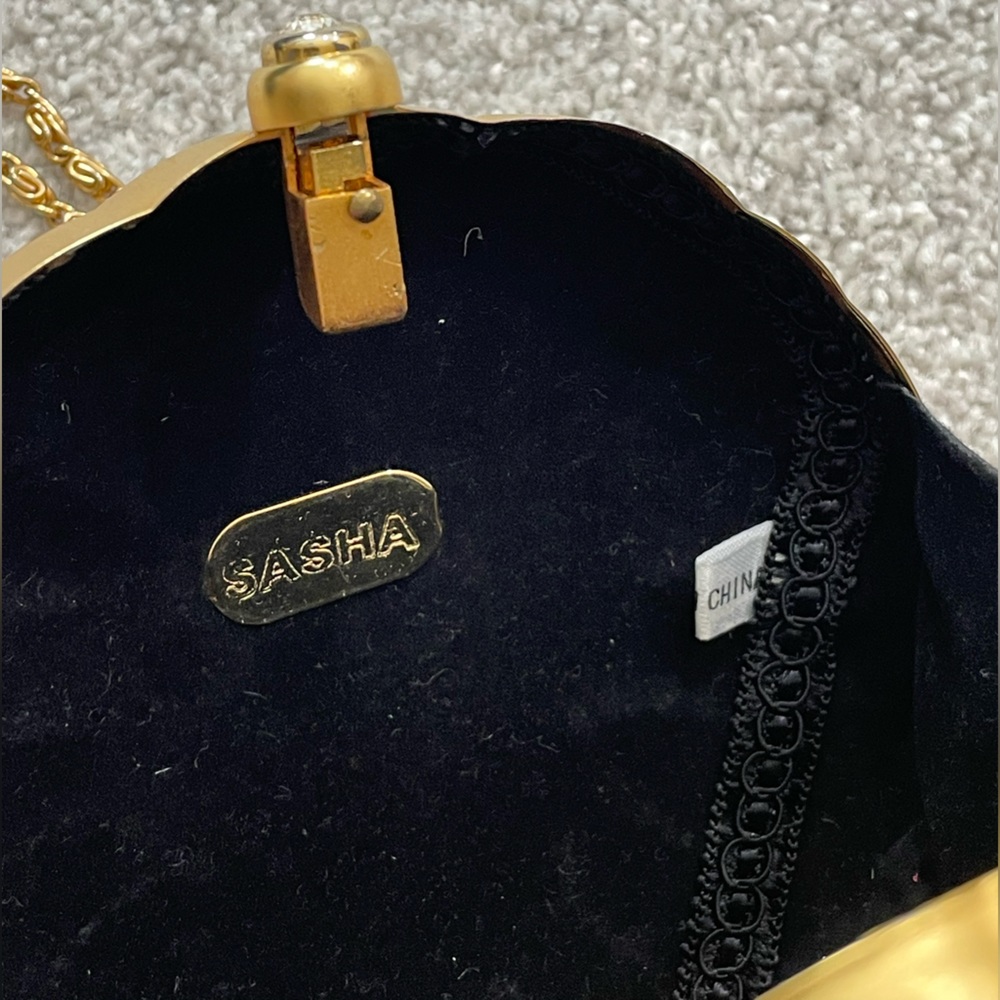 🚚 MOVING SALE Vintage brushed gold Lion's Head hard case minaudière crossbody - Picture 6 of 15